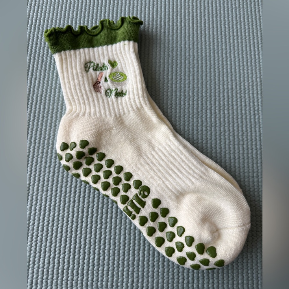 Elliosa NWT - Pilates & Matcha Grip Socks in Cream & Green Color